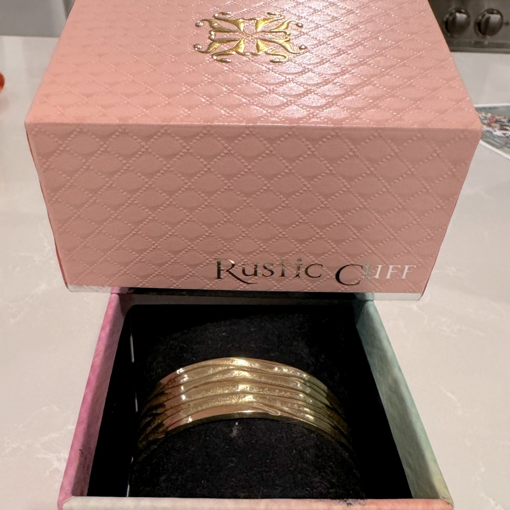 Rustic Cuff Gold Cuff Bracelet Original Box Worn Only 1 Time Very Classy 17$